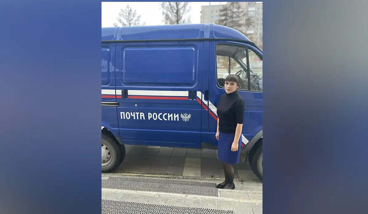 Сотрудница Почты России у служебного автомобиля