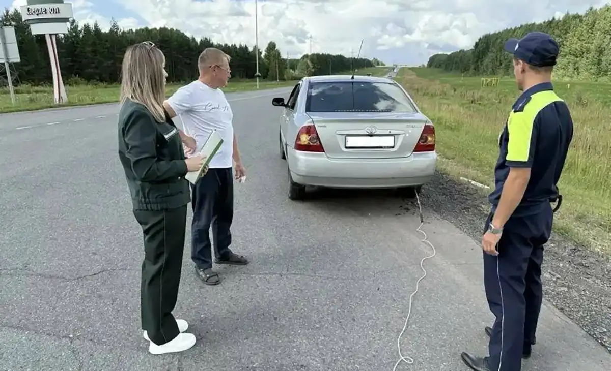 Инспекторы проверяют автомобиль на выхлопы
