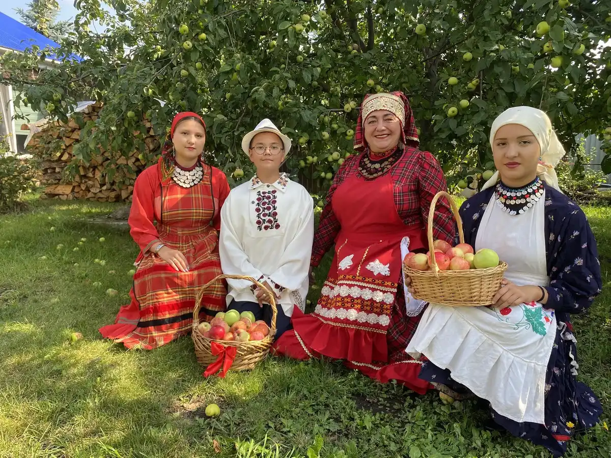 Галина Буланова с внуками