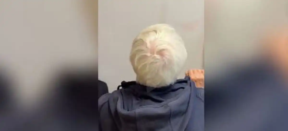 женщина сиди на допросе в полиции, задний план