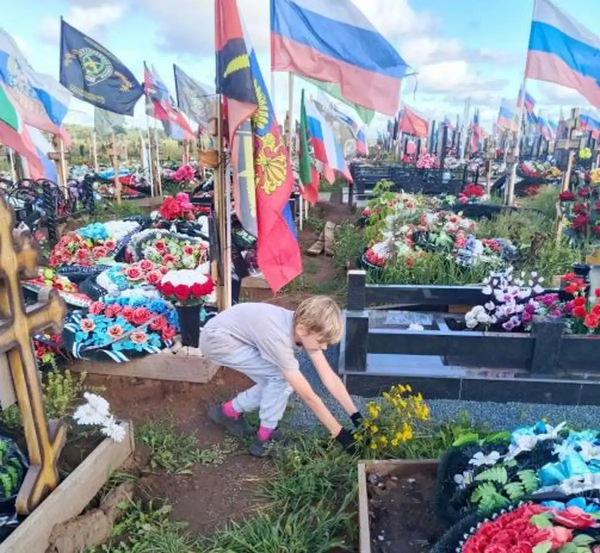 юноша убирается на городском кладбище Нижнекамска