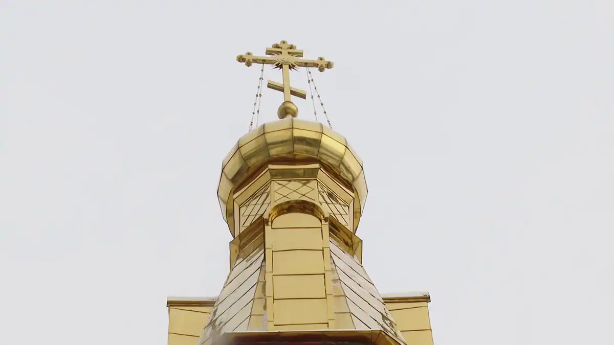 Крест на макушке церкви в Нижнекамске