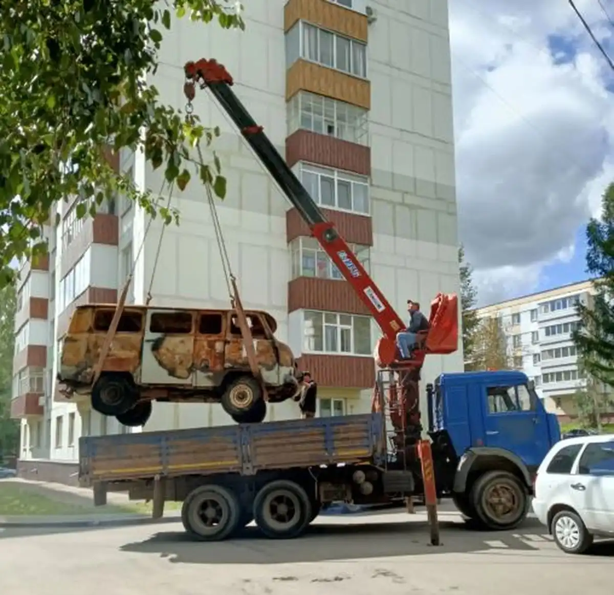 эвакуатор увозит автохлам