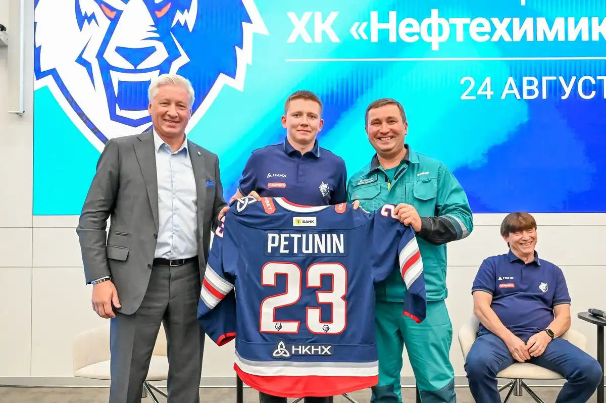Александр Петунин получает джерси