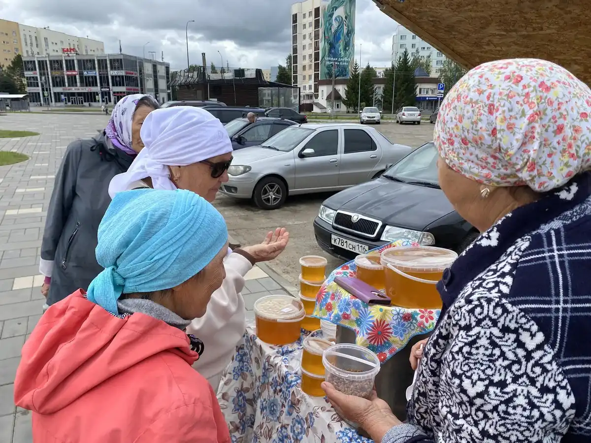 Покупатели интересуются мёдом на Бызовском рынке в Нижнекамске