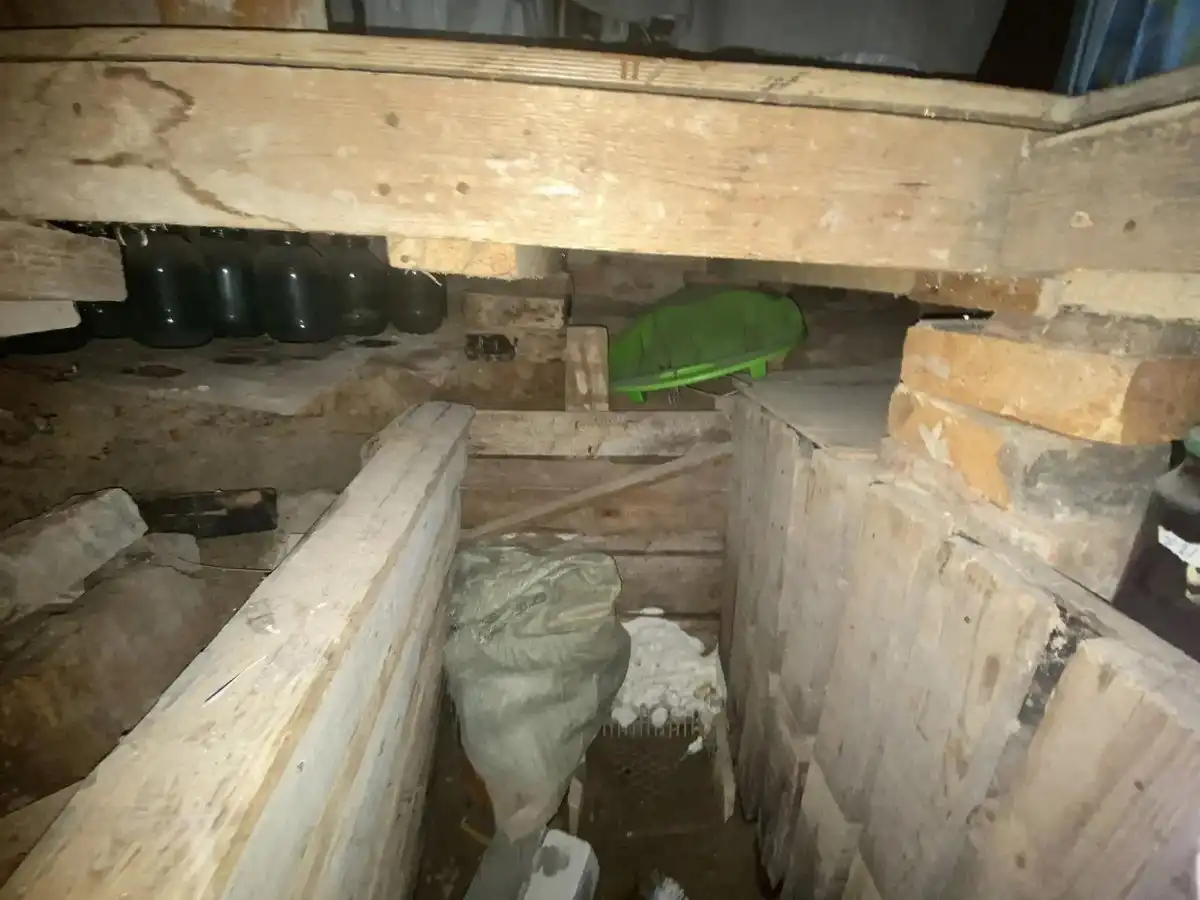 Жительница Зеленодольска обустроила прямо под полом незаконный погреб