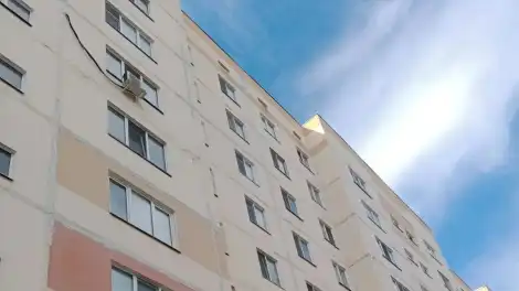 кондиционер на фасаде дома Химиков 14 в Нижнекамске