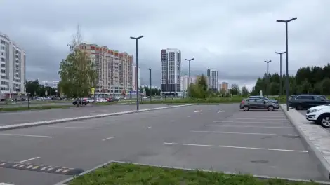 проспект Шинников в Нижнекамске пасмурное небо лето