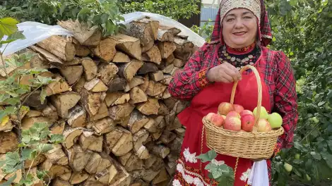 Член общества кряшен Нижнекамска Галина Буланова держит в руках корзину с яблоками