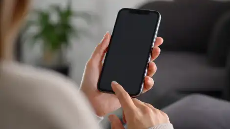 Пользователь со смартфоном в руках
