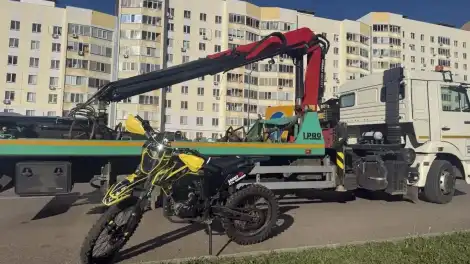 мотоцикл эндуро около эвакуатора на улице Табеева в Нижнекамске