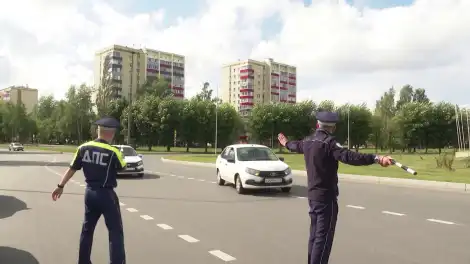 инспекторы ГАИ останавливают водителей в Нижнекамске