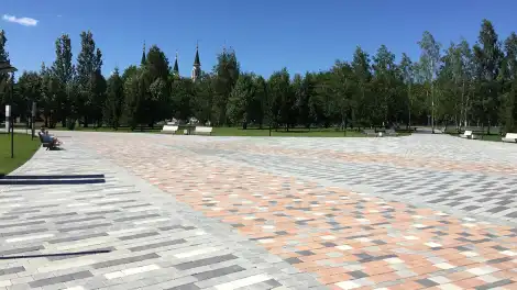 Сквер имени Лемаева в Нижнекамске летом