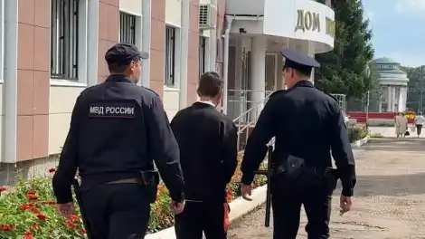 сотрудники полиции задержали подозреваемого