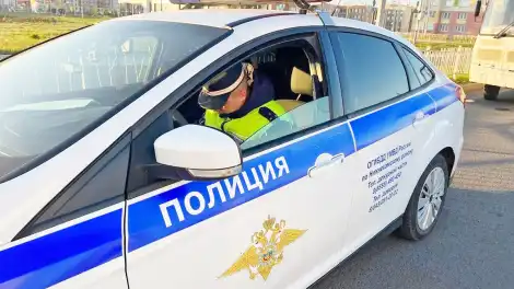 Сотрудник ДПС в патрульном автомобиле