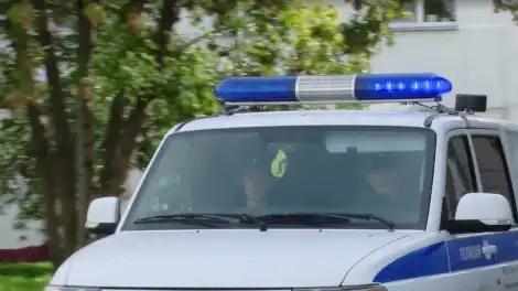 машина полиции в салоне сидят полицейские