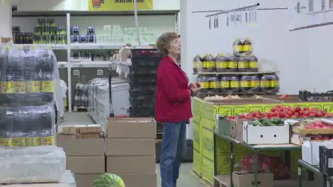 женщина в магазине