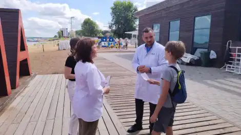 Врач раздает профилактические буклеты на пляже Кама в Нижнекамске