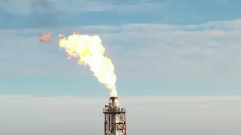 Факел Нижнекамскнефтехима во время ремонтных работ