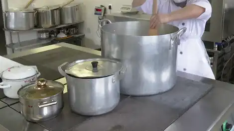 Кастрюли на электрической плите на кухне в детском саду