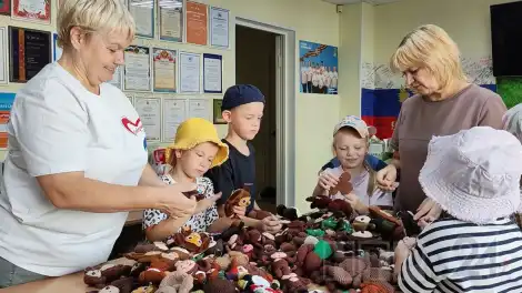 Дети и чебурашки для СВО в центре сбора помощи на Химиков, 72б