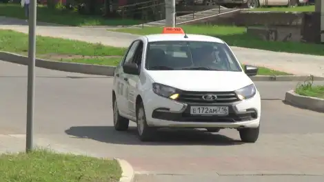 такси едет по дороге в Нижнекамске