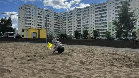 мальчик играет на волейбольной площадке с вертушкой