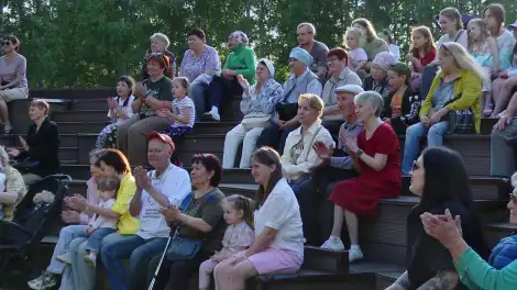 зрители сидят в парке Семья в Нижнекамске