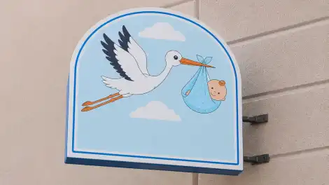 вывеска на роддоме с аистом