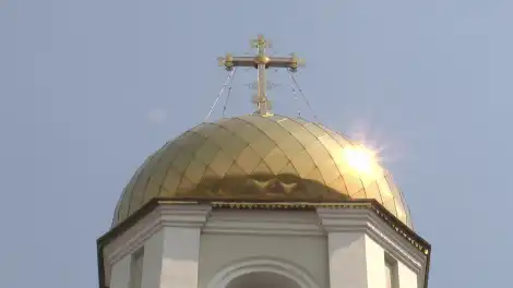 Позолоченные крест и купол церкви