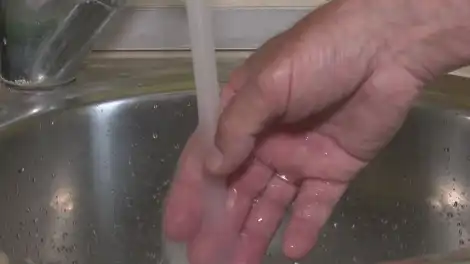 рука под струёй воды из крана