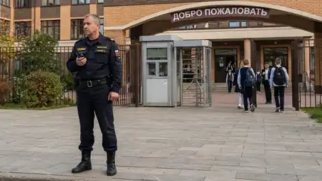 охранник возле школы