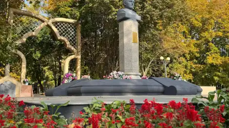 бюст Тукая в парке Тукая города Нижнекамска