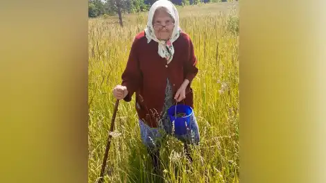 95-летняя Надежда Жаркова из Нижнекамска с ведерком с ягодами в руках