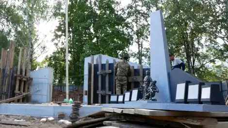 рабочие строят памятник участникам СВО в Нижнекамске