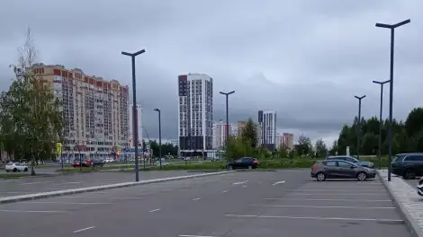 пасмурная холодная погода летом проспект Шинников в Нижнекамске