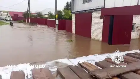 Затопленная после ливня улица в Апастово в Татарстане 9 августа