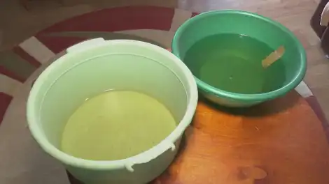 Тазики в квартире с водой из-за потопа