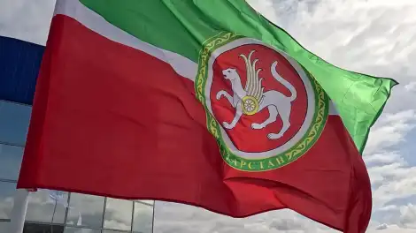 Флаг Республики Татарстан развевается
