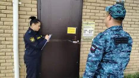 представители суда закрывают магазин спиртных напитков