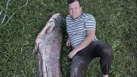рыбак с пойманной рыбой