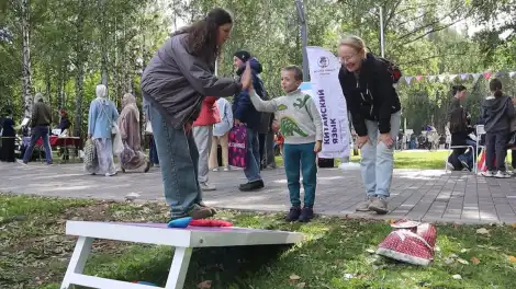 мальчик в парке Семья веселится