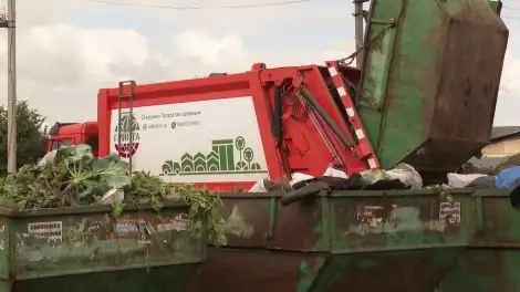 мусоровоз гринты около контейнеров ТКО