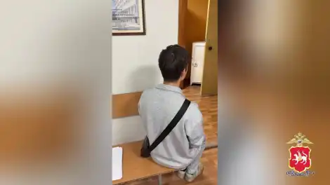 Пострадавший от мошенников подросток дает показания нижнекамским полицейским