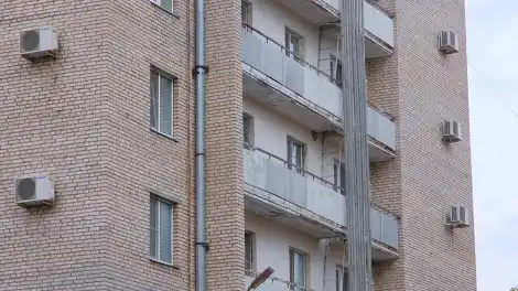 Внешние блоки кондиционеров на фасаде многоэтажного дома