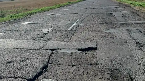 ямы на асфальте на дороге от деревни Байданкино до села Красная Кадка Нижнекамского района Татарстана