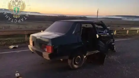 поврежденный автомобиль после аварии