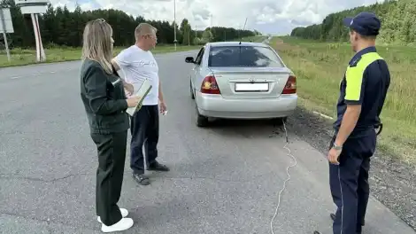 Инспекторы проверяют автомобиль на выхлопы
