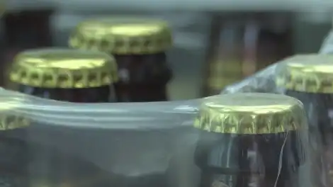Бутылки с пивом в магазине