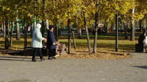 Пенсионерки гуляют по осеннему парку в Нижнекамске